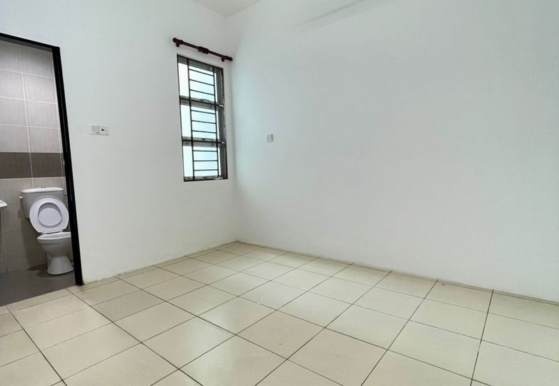 Single Storey Intermediate Terrace House for Rent. Located at Taman Uni Central