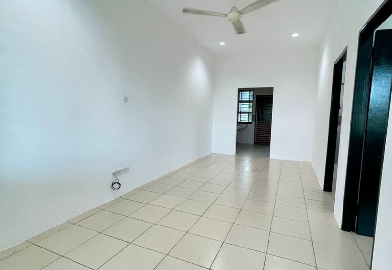 Single Storey Intermediate Terrace House for Rent. Located at Taman Uni Central