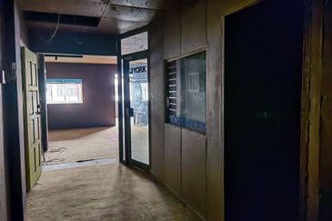 2 Units Adjoining Ground Floor Intermediate Shoplots For Rent Located at Jalan Datuk Abdul Rahim, behind Hock Lee