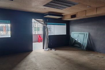 2 Units Adjoining Ground Floor Intermediate Shoplots For Rent Located at Jalan Datuk Abdul Rahim, behind Hock Lee