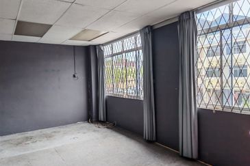 2 Units Adjoining Ground Floor Intermediate Shoplots For Rent Located at Jalan Datuk Abdul Rahim, behind Hock Lee