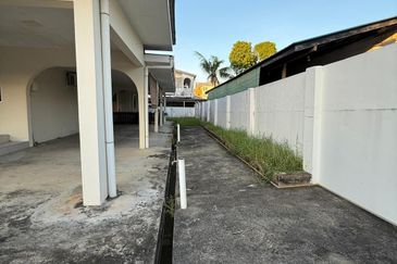 Double Storey Detached House For Sale! Location: Jalan Chong Choon, Krokop, Miri