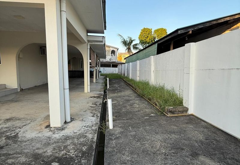 Double Storey Detached House For Sale! Location: Jalan Chong Choon, Krokop, Miri