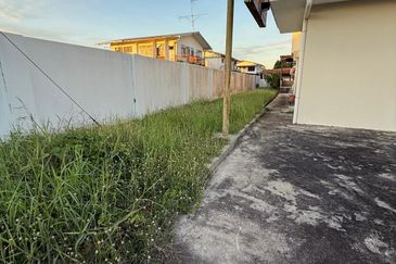 Double Storey Detached House For Sale! Location: Jalan Chong Choon, Krokop, Miri