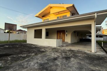 Double Storey Detached House For Sale! Location: Jalan Chong Choon, Krokop, Miri