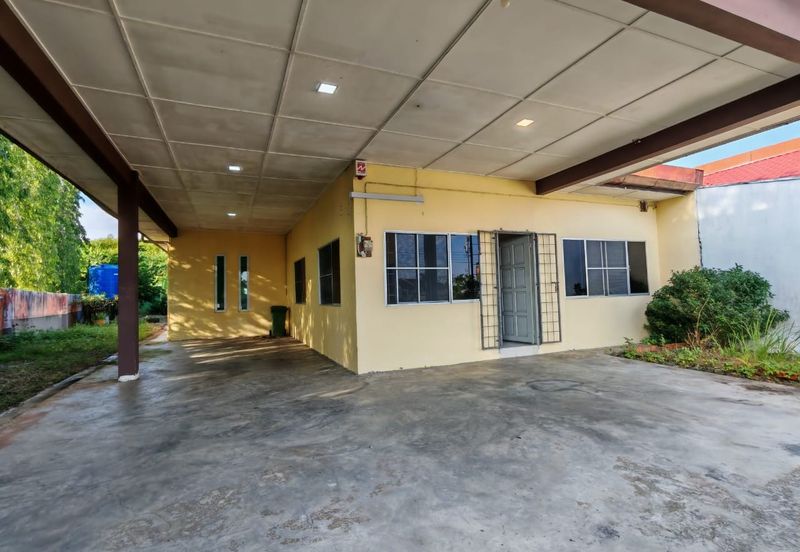 Single Storey Corner Terrace House For Sale! Located at 12th Mile