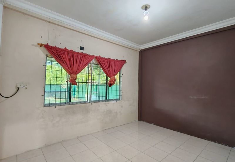 Single Storey Corner Terrace House For Sale! Located at 12th Mile