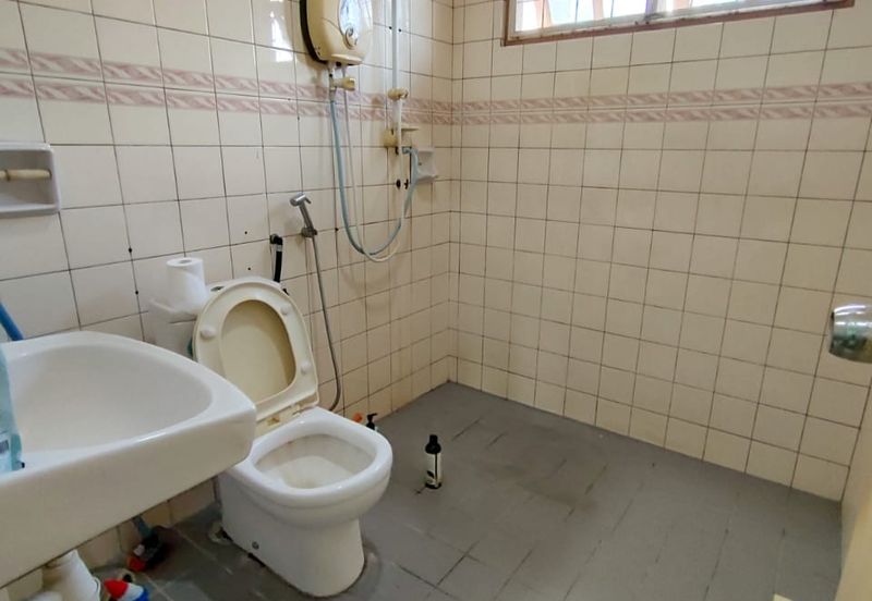 Double Storey Terrace House For Sale at Bromill Estate / Jalan Tun Ahmad Zaidi Adruce / Jalan Rock