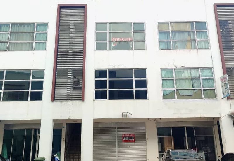 3 Storey Shop House For SALE !! Located at Uni Central  