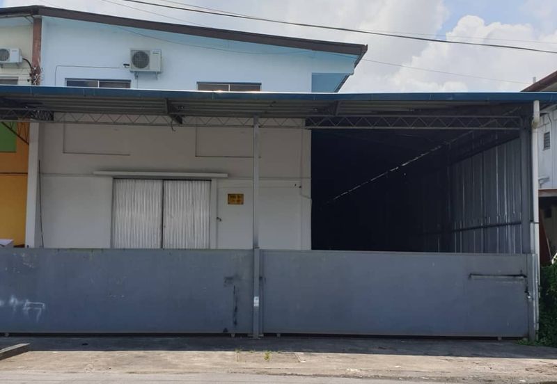 Semi Detached Warehouse For Rent! Located at Pending Industrial Estate