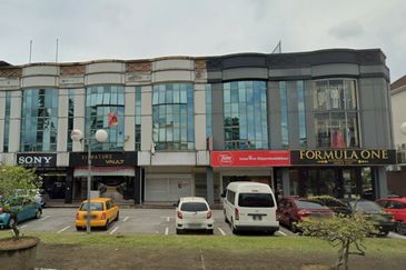 Triple Storey Intermediate Shoplot For Sale! Located at Satok, facing Main Road