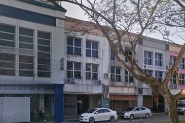 Triple Storey Intermediate Shoplot For Rent Located at Green Heights