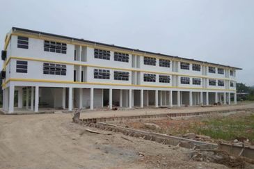 Triple Storey Commercial Shoplots For Rent! Located at Jalan Durin - Kanowit, near Hospital