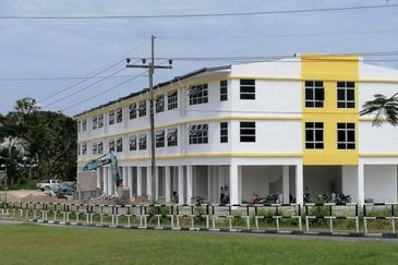 Triple Storey Commercial Shoplots For Rent! Located at Jalan Durin - Kanowit, near Hospital