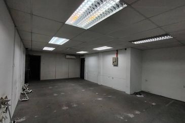 First Floor Intermediate Shoplot For Rent Located at Jalan Kereta Api 3rd Mile 