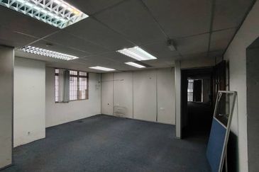 First Floor Intermediate Shoplot For Rent Located at Jalan Kereta Api 3rd Mile 