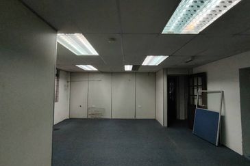 First Floor Intermediate Shoplot For Rent Located at Jalan Kereta Api 3rd Mile 