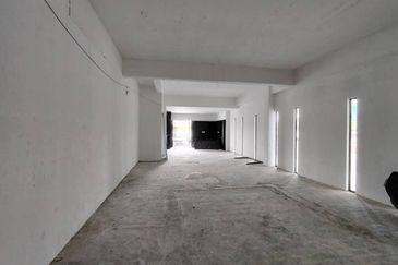 Ground Floor Corner Shoplot For Rent Located at Jalan Kereta Api 3rd Mile 