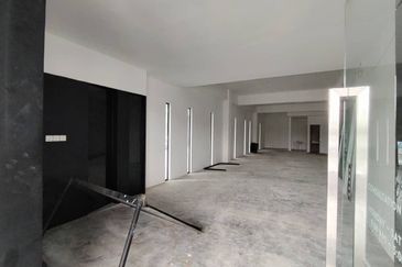 Ground Floor Corner Shoplot For Rent Located at Jalan Kereta Api 3rd Mile 