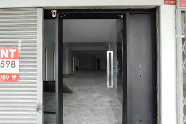 Ground Floor Corner Shoplot For Rent Located at Jalan Kereta Api 3rd Mile 