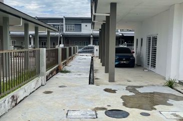Double Storey Semi-Detached House For Sale! Located at Taman Serapi Maju, Matang