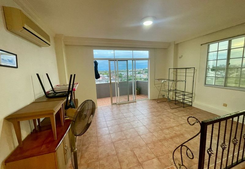 De Summit Condominium