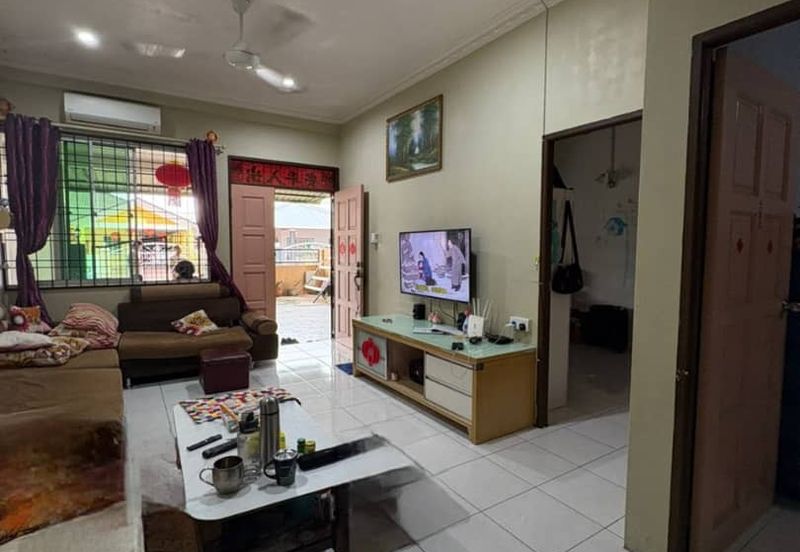 Single Storey Terrace Intermediate House For Sale! Located at 12th Mile