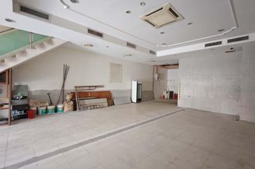 Ground and first floor shoplot for Rent!  Located at Height Drive Commercial Centre ( next to One TJ) 