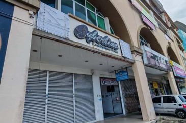Ground and first floor shoplot for Rent!  Located at Height Drive Commercial Centre ( next to One TJ) 
