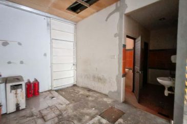 Ground and first floor shoplot for Rent!  Located at Height Drive Commercial Centre ( next to One TJ) 