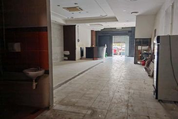 Ground and first floor shoplot for Rent!  Located at Height Drive Commercial Centre ( next to One TJ) 