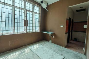 Ground and first floor shoplot for Rent!  Located at Height Drive Commercial Centre ( next to One TJ) 