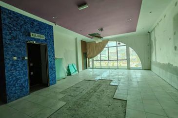 Ground and first floor shoplot for Rent!  Located at Height Drive Commercial Centre ( next to One TJ) 