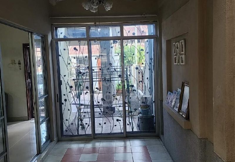 Jalan Putra Permai 10/2  A