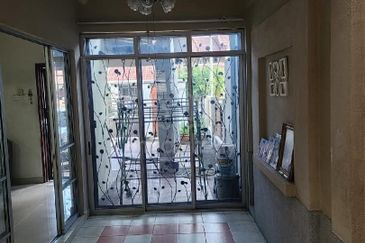 Jalan Putra Permai 10/2  A