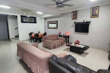 Jalan Putra Permai 10/2  A