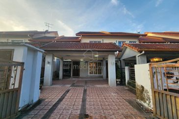 Jalan Putra Permai 10/2  A