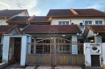 Jalan Putra Permai 10/2  A