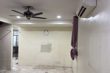 USJ 1 Double  Storey House  Partly Furnished Naer BrtStation