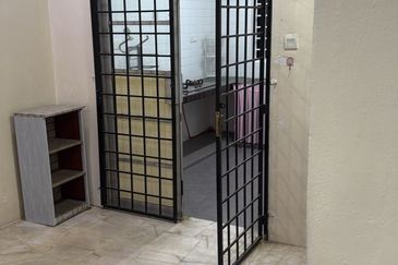 USJ 1 Double  Storey House  Partly Furnished Naer BrtStation