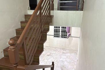 USJ 1 Double  Storey House  Partly Furnished Naer BrtStation