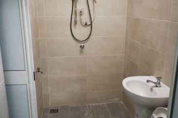 USJ 1 Double  Storey House  Partly Furnished Naer BrtStation