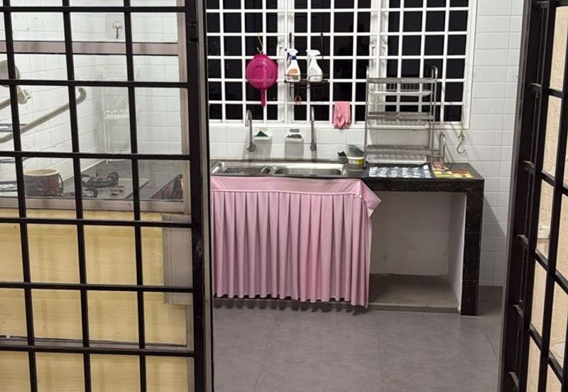 USJ 1 Double  Storey House  Partly Furnished Naer BrtStation