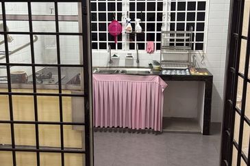 USJ 1 Double  Storey House  Partly Furnished Naer BrtStation