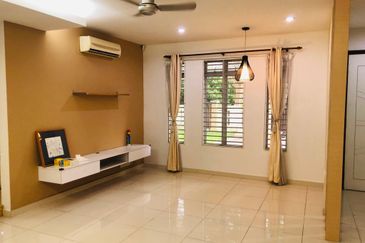 Taman Equine, 2 sty landed with 15ft extra land,