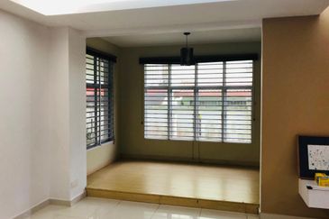 Taman Equine, 2 sty landed with 15ft extra land,