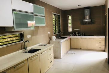 Taman Equine, 2 sty landed with 15ft extra land,