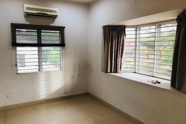 Taman Equine, 2 sty landed with 15ft extra land,