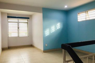 Taman Equine, 2 sty landed with 15ft extra land,