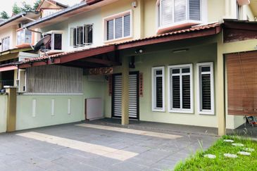 Taman Equine, 2 sty landed with 15ft extra land,